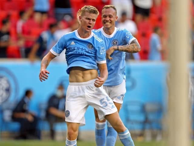 O meio-campista do New York City FC, Keaton Parks, comemora seu gol com o zagueiro Gudmundur Thórarinsson em 27 de junho de 2021