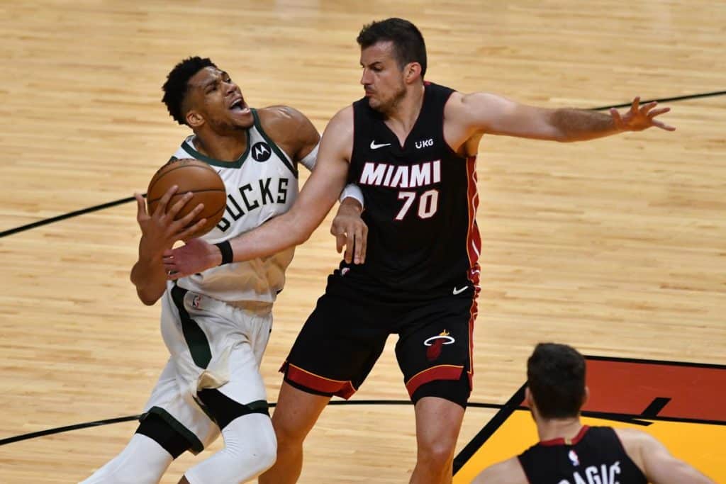 Milwaukee Bucks contra Miami Heat