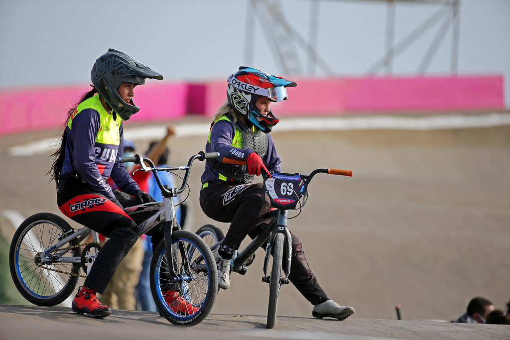 Atletas colombianos sentados en bicicletas bmx